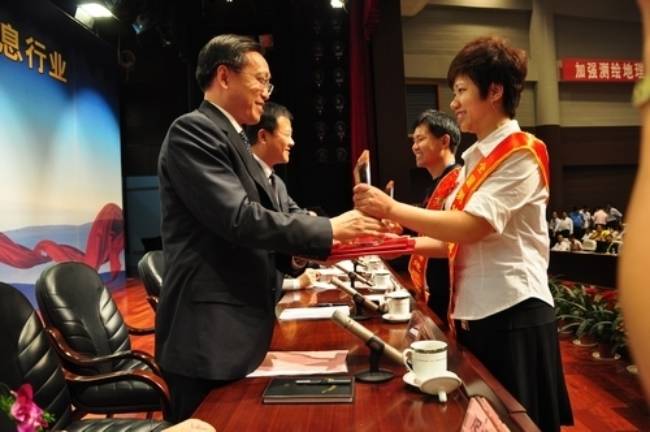宋超智、林念修向获奖选手颁奖