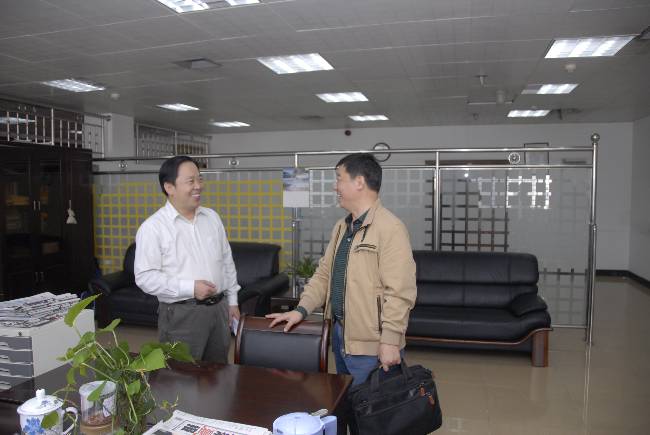 在办公室金勇章主任的陪同下，刘绍成副局长检查指导我厅机要室工作