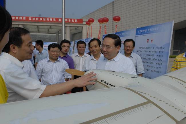 杨维刚副厅长为梅克保讲解无人机