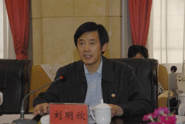 图为湖南省政府副秘书长刘明欣做重要讲话20100511-02