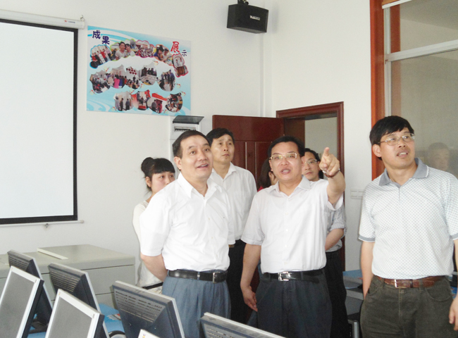 图1：杨维刚副主席在开福区社区矫正中心视察中心运行情况