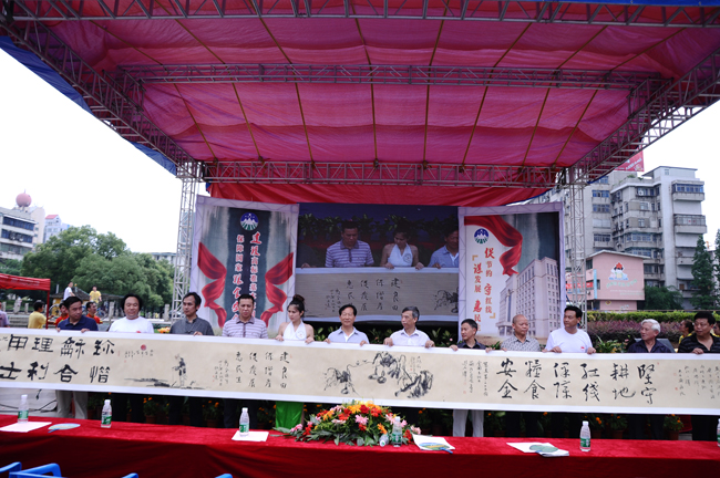 11位书画家在22米长轴上共同创作,纪念第22个全国土地日