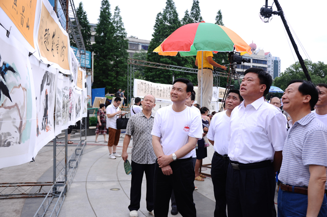 衡阳市委副书记、市人民政府市长张自银欣赏书画家作品